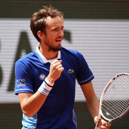 Первый день турнира ATP Challenger в Манаме: успехи и неудачи российских теннисистов