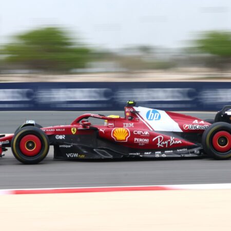 Хэмилтон “действительно наслаждается” управлением новым болидом Ferrari на тестах Ф1