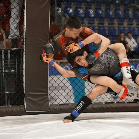 10 бойцов MMA сразились в “королевской битве”, приведя фанатов в восторг