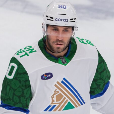 Джошуа Ливо удален до конца матча КХЛ за оскорбление судей