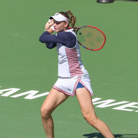 Елена Рыбакина потерпела сокрушительное поражение от Мирры Андреевой