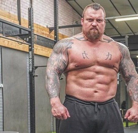 Эдди Холл утверждает, что обладает самым сильным ударом в мире, и обещает нокаут в бою