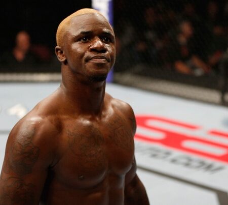 Ветеран UFC Мелвин Гиллард терпит 11-е поражение подряд от непобежденного проспекта, выйдя на бой за сутки