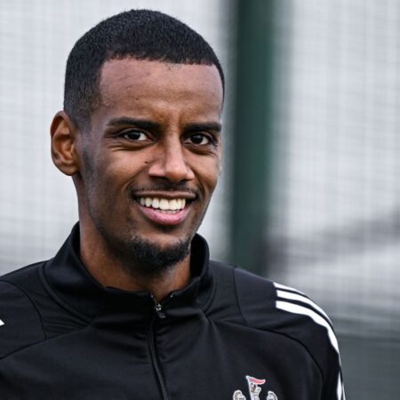 Александр Исак под огнем критики: его обвиняют в непрофессионализме и «долге» перед «Ньюкаслом»